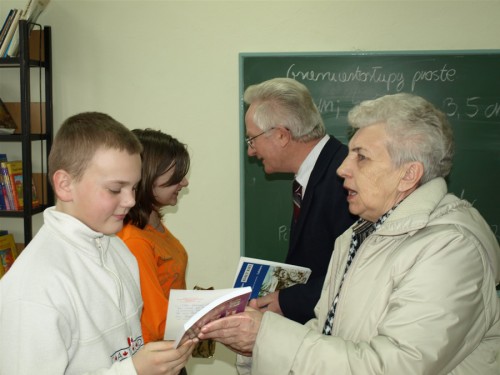 Komisja konkursowa: pani Barbara Klawikowska oraz pan Wenta podczas wręczania nagród laureatom konkursu wiedzy o regionie.